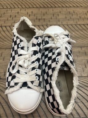 Women’s Checkerboard Lace-Up Sneakers in Black & White with fringe Size 8.5